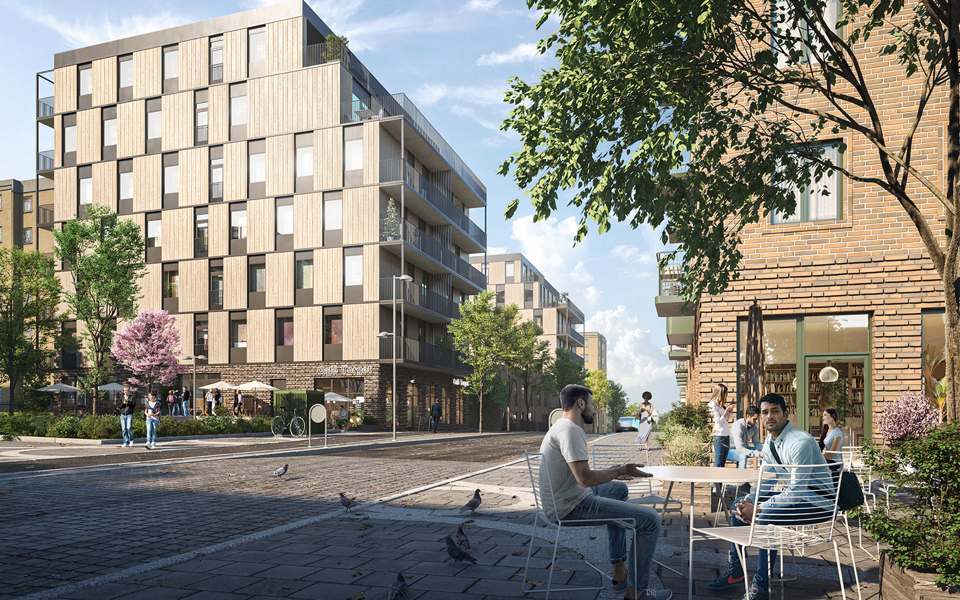 Flerbostadshus till vänster och höger om en gata. Människor som sitter vid en uteservering utanför huset till höger. Duvor på trottoaren. Träd. Illustration